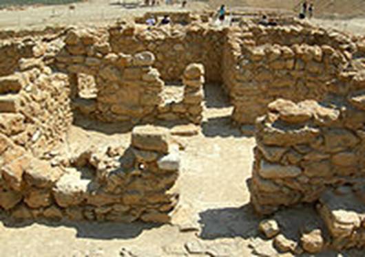 https://upload.wikimedia.org/wikipedia/commons/thumb/2/20/QumranLivingQuarters.jpg/200px-QumranLivingQuarters.jpg